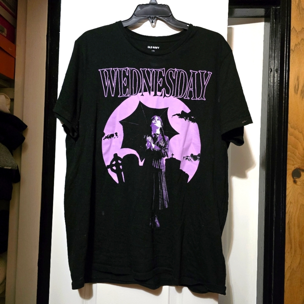 Old Navy Women's Black T-Shirt W Purple Graphic Showing "Wednesday" Size Large